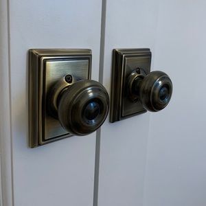 Set of 4 “dummy” doorknobs, Bronze